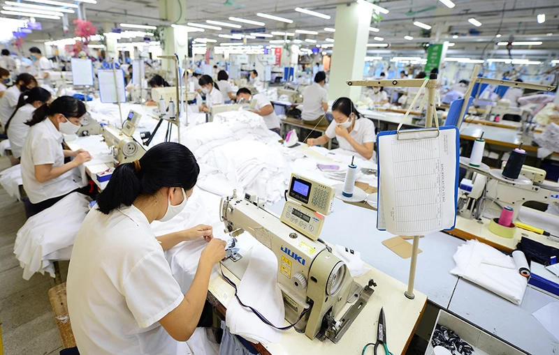 Sản xuất hàng may mặc xuất khẩu tại Tổng công ty May 10. (Ảnh TRẦN HẢI)