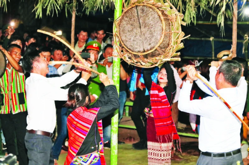 Khách du lịch tham gia lễ hội đập trống của người Ma Coong, huyện Bố Trạch, tỉnh Quảng Bình.