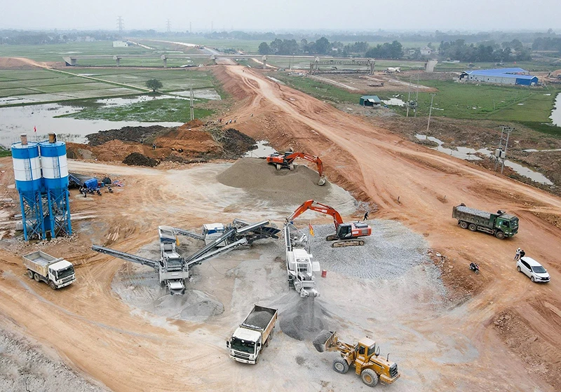 Các nhà thầu thi công các hạng mục tại dự án cao tốc Mai Sơn-quốc lộ 45 thuộc Dự án đường bộ cao tốc bắc-nam phía đông. (Ảnh ĐỖ QUÂN)