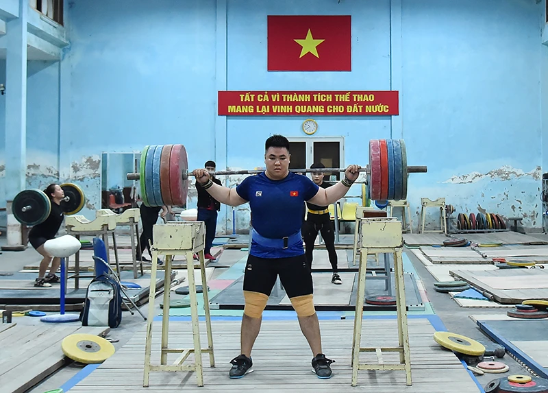 Vận động viên Đội tuyển Cử tạ tích cực tập luyện chuẩn bị cho SEA Games 32. (Ảnh MỸ HÀ)