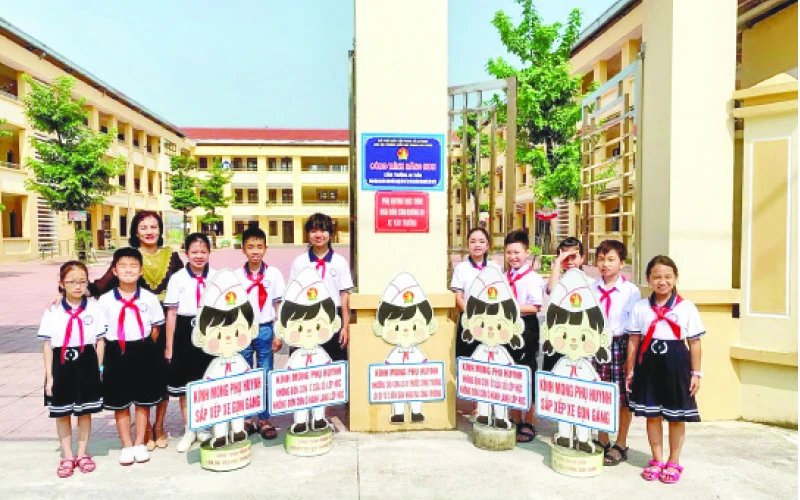 Thầy và trò Trường tiểu học Trung Sơn Trầm (thị xã Sơn Tây) tại trường học mới. 