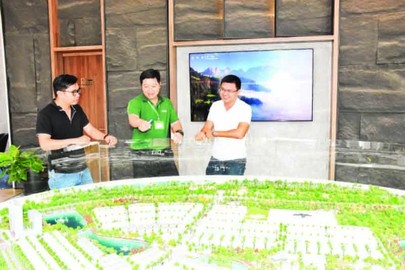 Mô hình đô thị xanh-thông minh-tiện ích cho khách hàng tham quan.