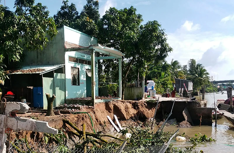 Điểm sạt lở sát vào nhà dân tại huyện Kế Sách, tỉnh Sóc Trăng. (Ảnh NGUYỄN PHONG)