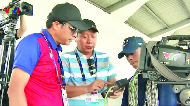 Phóng viên VTV tác nghiệp tại Sea Games 31. Ảnh: Hoài Thu