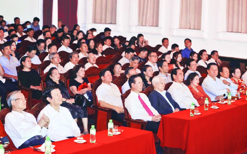Chủ tịch nước Võ Văn Thưởng và các đồng chí lãnh đạo, nguyên lãnh đạo Đảng, Nhà nước dự chương trình. (Ảnh TTXVN)
