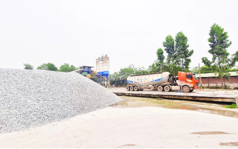 Trạm trộn bê-tông của Công ty cổ phần bê-tông Vĩnh Phúc đặt tại xã Thanh Vân, huyện Tam Dương (tỉnh Vĩnh Phúc).