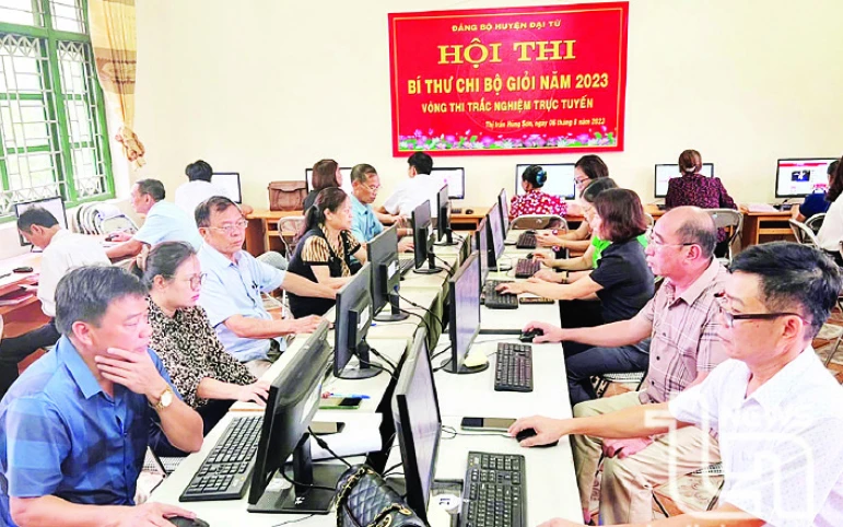 Các đồng chí bí thư chi bộ tham gia dự thi tại điểm cầu thị trấn Hùng Sơn (tỉnh Thái Nguyên). (Ảnh Hải Hằng)