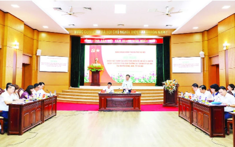 Buổi làm việc giữa Đoàn khảo sát của Đảng đoàn HĐND thành phố với huyện Đông Anh về việc thực hiện Đề án số 15-ĐA/TU. (Ảnh Tuấn Việt)