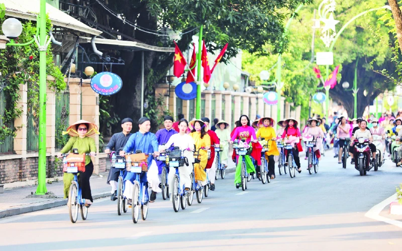 Du khách trải nghiệm vẻ đẹp của thu Hà Nội.