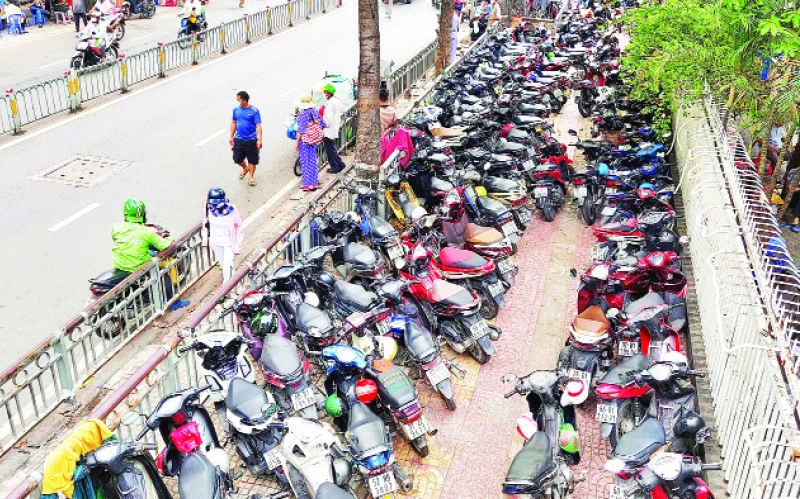 Vỉa hè bên cạnh Bệnh viện Chợ Rẫy bị trưng dụng làm bãi giữ xe, không còn lối đi cho người đi bộ.