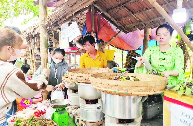 Một góc phiên chợ quê xã Long Thuận, huyện Hồng Ngự, tỉnh Đồng Tháp.