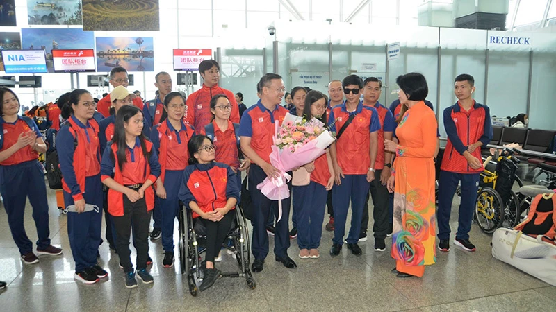 Lãnh đạo Cục Thể dục-Thể thao tiễn các VĐV lên đường dự Asian Para Games 4.