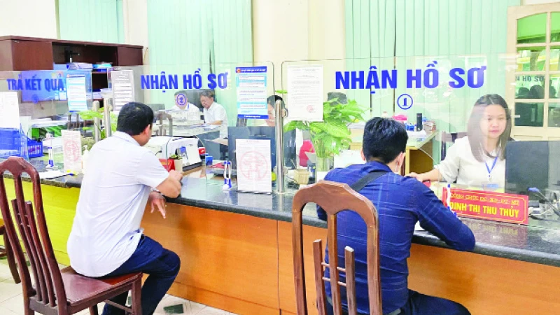 Công tác dân vận chính quyền đã giúp cho chất lượng phục vụ người dân, doanh nghiệp tại Hà Nội được tốt hơn. Trong ảnh: Cán bộ hướng dẫn người dân làm thủ tục hành chính tại bộ phận một cửa phường Trung Hòa, quận Cầu Giấy.