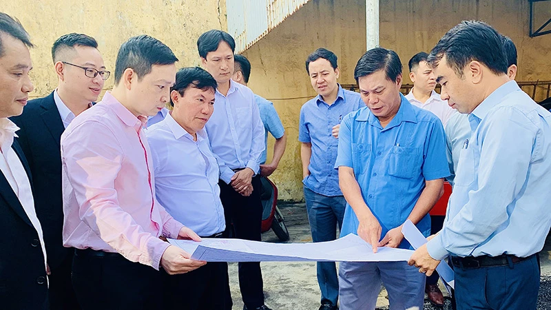 Lãnh đạo thành phố Hải Phòng kiểm tra giải phóng mặt bằng dự án xây dựng nhà ở xã hội tại Tổng kho 3 Lạc Viên. (Ảnh QUANG DŨNG)