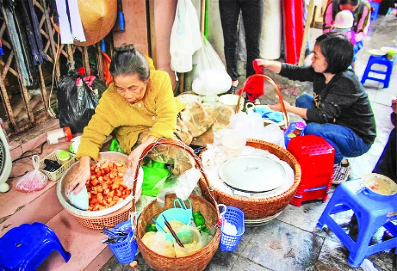 Món cháo sườn quẩy nóng trong ngày đông - món quà ưa thích của nhiều thực khách. (Ảnh DƯƠNG ANH)