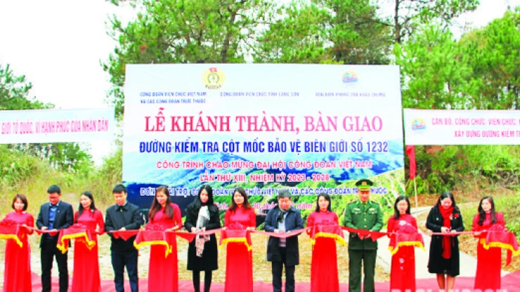 Lãnh đạo các đơn vị cắt băng khánh thành công trình đường kiểm tra cột mốc biên giới số 1232. (Ảnh Ngọc Hiếu)
