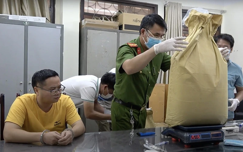 Cơ quan chức năng giám định các mẫu ma túy chứa ở các vỏ bao xi-măng trong chuyên án 103H. 