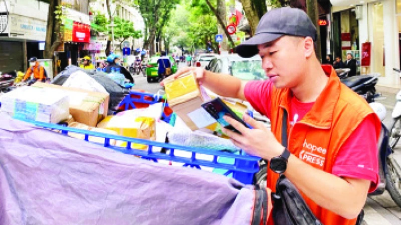 Nhân viên vận chuyển của Shopee (SPX) giao hàng tới tay người nhận.
