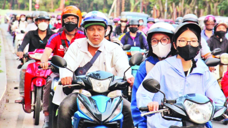Tình trạng kẹt xe trên đường Trần Quốc Hoàn.