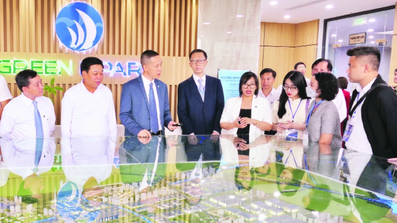 Chủ đầu tư Green i-Park giới thiệu về Khu công nghiệp Liên Hà Thái trên sa bàn với các nhà đầu tư nước ngoài.