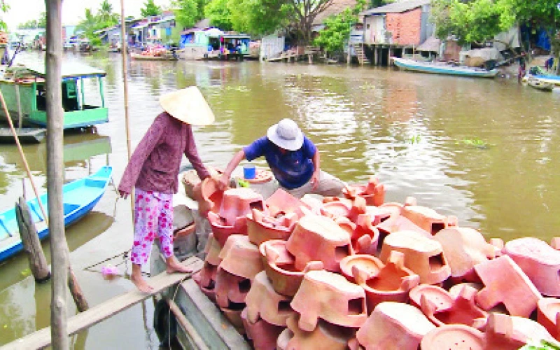 Thương lái thu mua lò đất của nông dân.