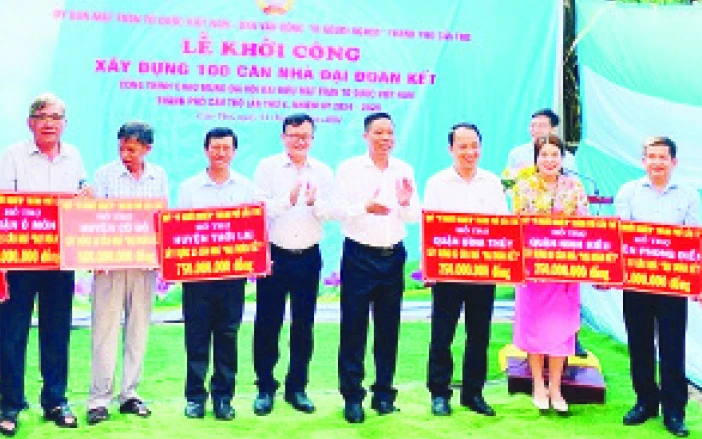 Lãnh đạo Ủy ban Mặt trận Tổ quốc Việt Nam thành phố Cần Thơ trao bảng tượng trưng cho các quận, huyện tại lễ khởi công.