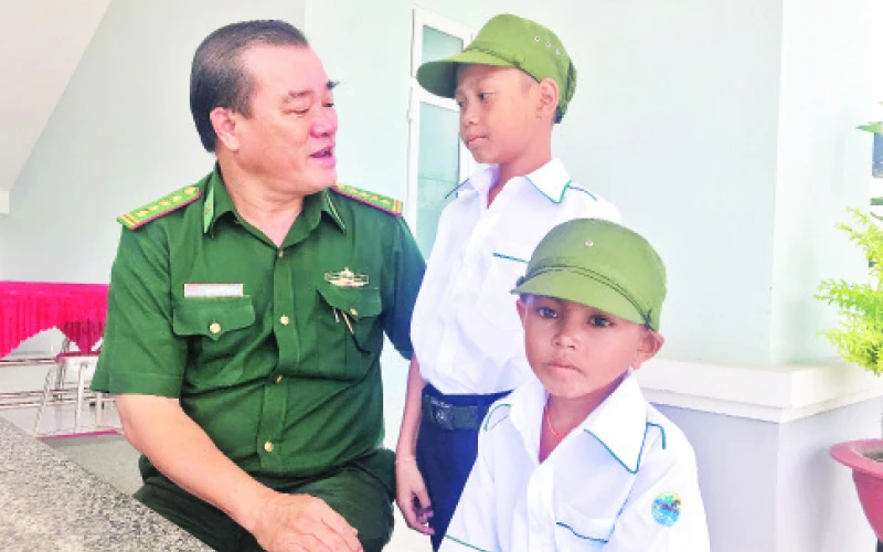 Lãnh đạo Bộ Chỉ huy Bộ đội Biên phòng tỉnh Tây Ninh thăm hỏi các em học sinh là con nuôi của đơn vị.