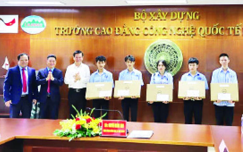 Lãnh đạo tỉnh Đồng Nai tặng quà học viên đang theo học ngành hàng không tại Trường cao đẳng Công nghệ quốc tế Lilama 2.