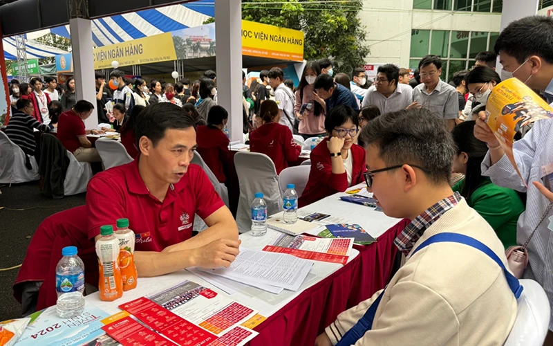 Giảng viên, sinh viên của các trường nhiệt tình tư vấn cho học sinh và phụ huynh.