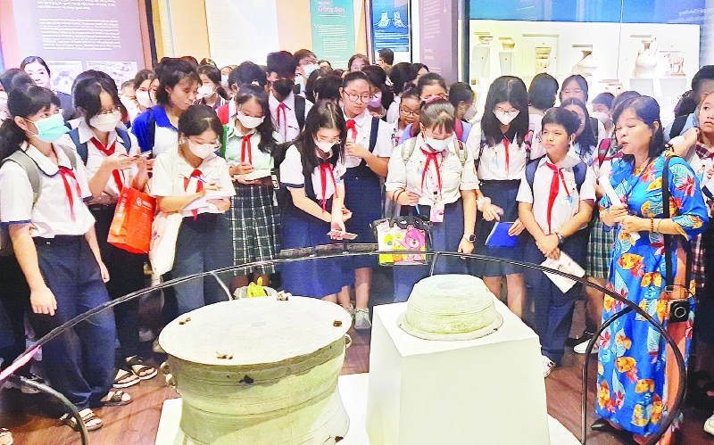 Học sinh tham quan Bảo tàng Lịch sử Thành phố Hồ Chí Minh.