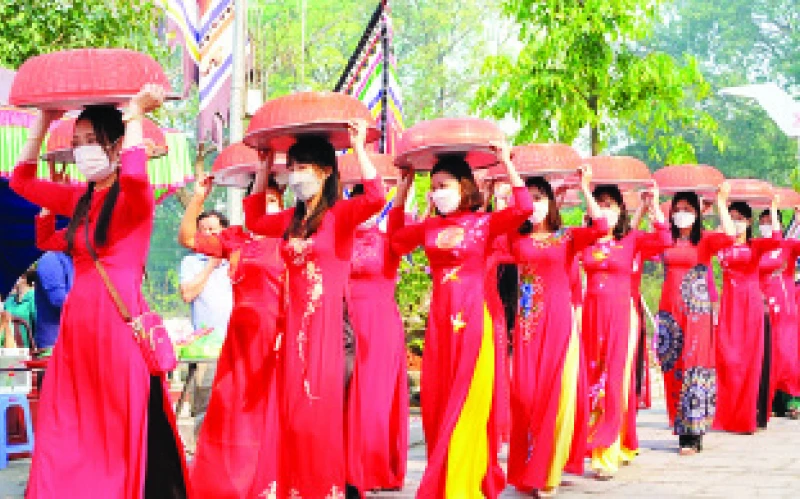Rước bánh trôi dâng lên Hai Bà Trưng tại lễ hội đền Hát Môn.