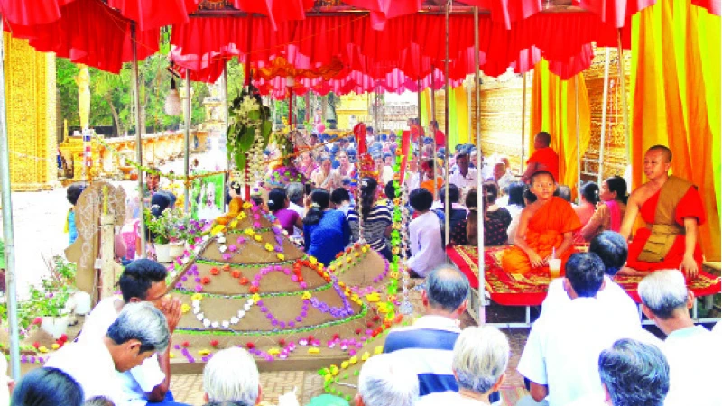 Đồng bào Khmer ở Sóc Trăng thực hiện nghi thức đón năm mới. 