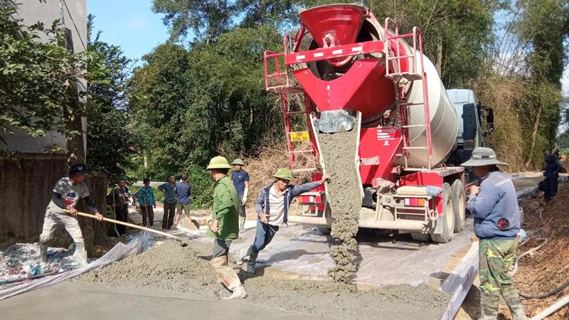 Người dân huyện Đức Thọ (Hà Tĩnh) nỗ lực hoàn thành các tiêu chí huyện nông thôn mới nâng cao vào cuối năm 2024.