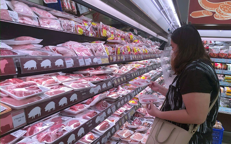 Người dân mua hàng tại siêu thị FujiMart, Hà Nội. (Ảnh ĐĂNG ANH)