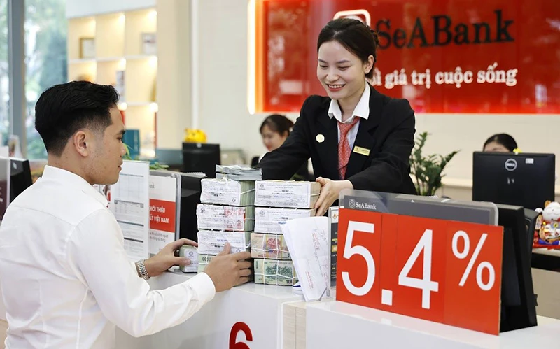 Khách hàng giao dịch tại Chi nhánh Ngân hàng SeABank.