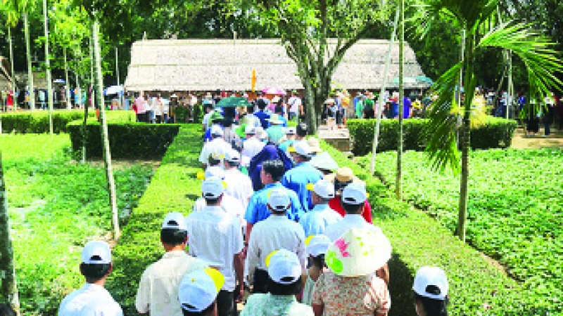 Người dân vào tham quan Khu di tích Kim Liên.