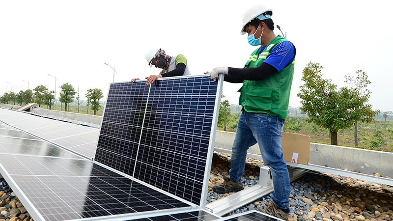 Lắp đặt pin năng lượng mặt trời áp mái tại Nhà máy Nước mặt Sông Đuống (Hà Nội) do Tập đoàn AquaOne đầu tư. (Ảnh TRẦN TUẤN)