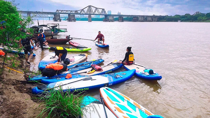 Không gian ven sông Hồng là địa điểm yêu thích của nhiều hội nhóm bơi lội, chèo SUP (ván đứng).