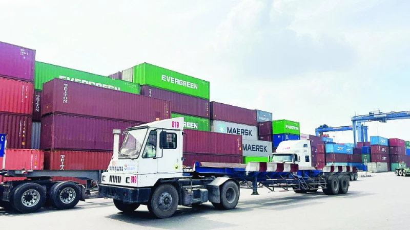 Cước vận tải biển tăng cao, thiếu container rỗng khiến nhiều doanh nghiệp xuất khẩu gặp khó. Trong ảnh: Cảng Cát Lái, Thành phố Hồ Chí Minh.