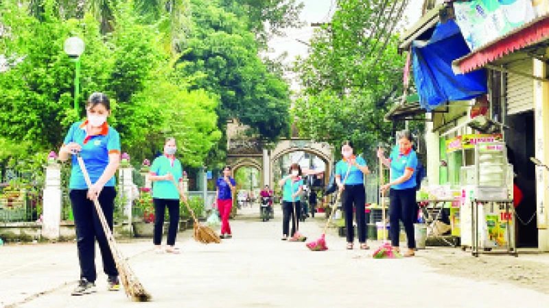 Thực hiện hương ước, quy ước của cộng đồng, người dân trên địa bàn huyện Hoài Đức tích cực tham gia hoạt động bảo vệ cảnh quan, môi trường. 