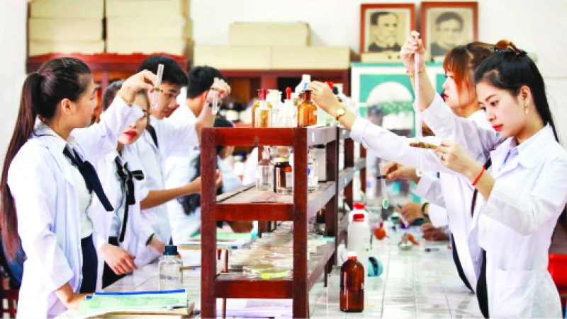 Sinh viên Trường đại học Quy Nhơn nghiên cứu khoa học.