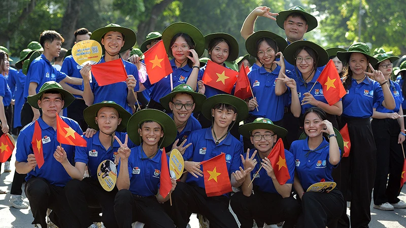 Tình nguyện viên “Mùa hè xanh” của Thủ đô trước giờ lên đường đến các địa bàn trên cả nước.