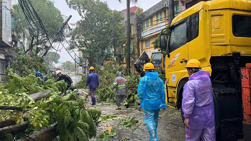 Cán bộ, nhân viên Viettel khắc phục sự cố mạng lưới thông tin liên lạc do bão tại Hải Phòng.