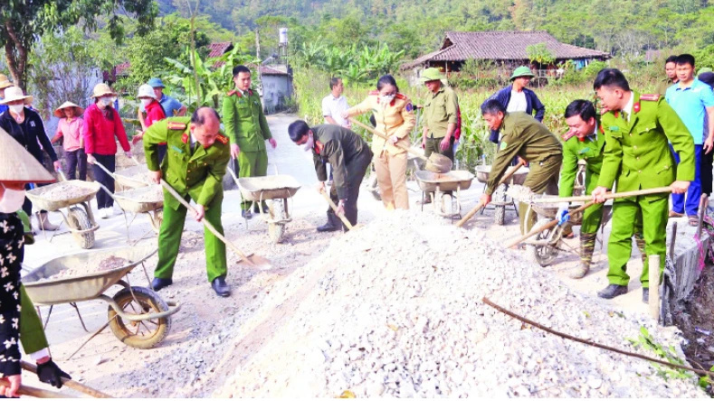 Cán bộ, chiến sĩ Công an huyện Bắc Sơn và Công an xã Long Đống cùng người dân làm đường giao thông nông thôn.