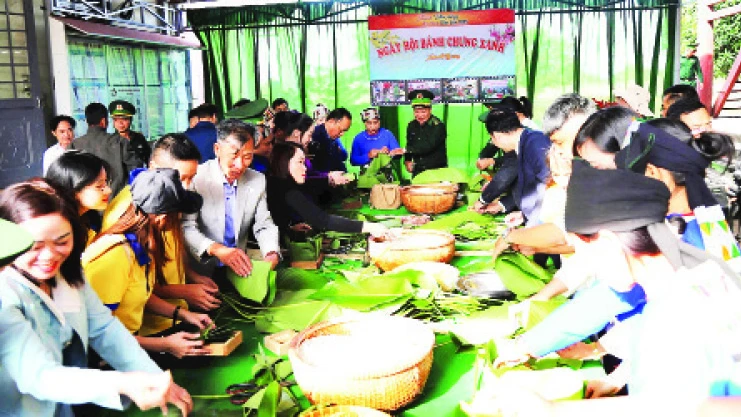 Cán bộ, chiến sĩ Bộ đội Biên phòng tỉnh Đắk Lắk và các đơn vị gói bánh chưng tặng nhân dân xã biên giới Ia Lốp đón Tết. 