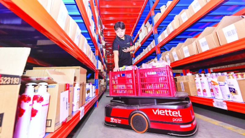 Sử dụng robot tại kho hàng của Tổng Công ty cổ phần Bưu chính Viettel (Viettel Post). (Ảnh ĐĂNG ANH)