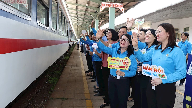 “Chuyến tàu Công đoàn-Xuân 2025” từ ga Biên Hòa (tỉnh Đồng Nai) đưa công nhân và người thân về quê đón Tết. (Ảnh VƯƠNG NGUYỄN)