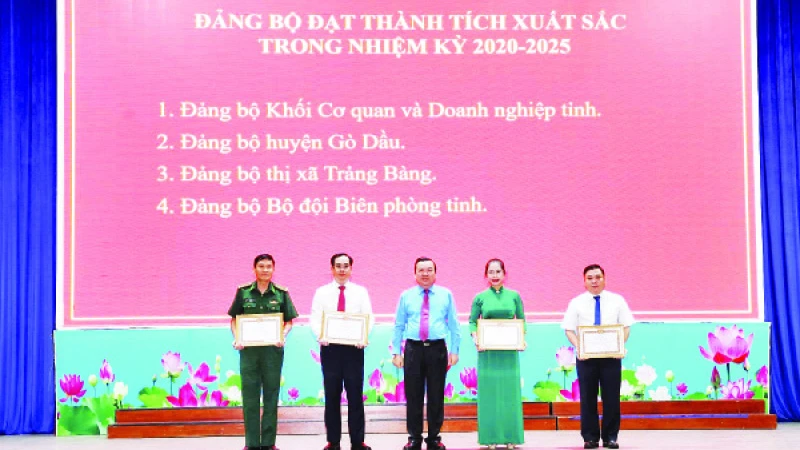 Lãnh đạo Tỉnh ủy Tây Ninh trao bằng khen, tặng các Đảng bộ đạt thành tích xuất sắc trong học tập và làm theo tư tưởng, đạo đức, phong cách Hồ Chí Minh nhiệm kỳ 2020-2025.
