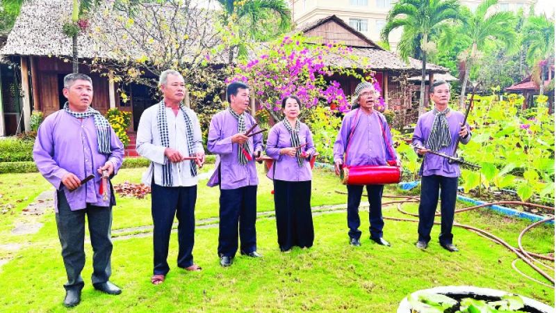 Đội hát sắc bùa Phú Lễ xã Phong Nẫm (huyện Giồng Trôm, tỉnh Bến Tre) biểu diễn trong những ngày đầu xuân.
