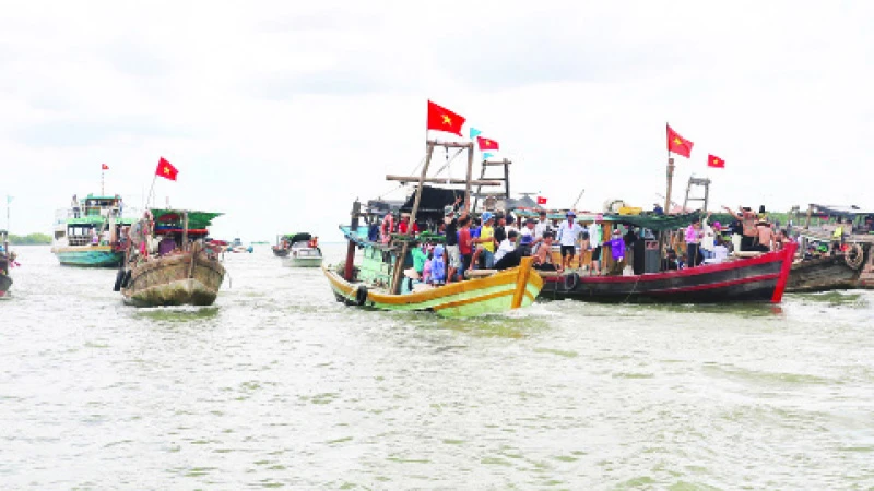 Ngư dân Trà Vinh thực hiện nghi thức ra khơi tại cửa biển Cung Hầu trong đợt diễn ra lễ hội Nghinh Ông của huyện Cầu Ngang.